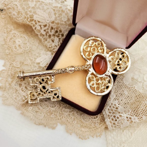 Oversized Golden Gripoix Key Brooch, Vintage Large Filigree Pin - Picture 2 of 8